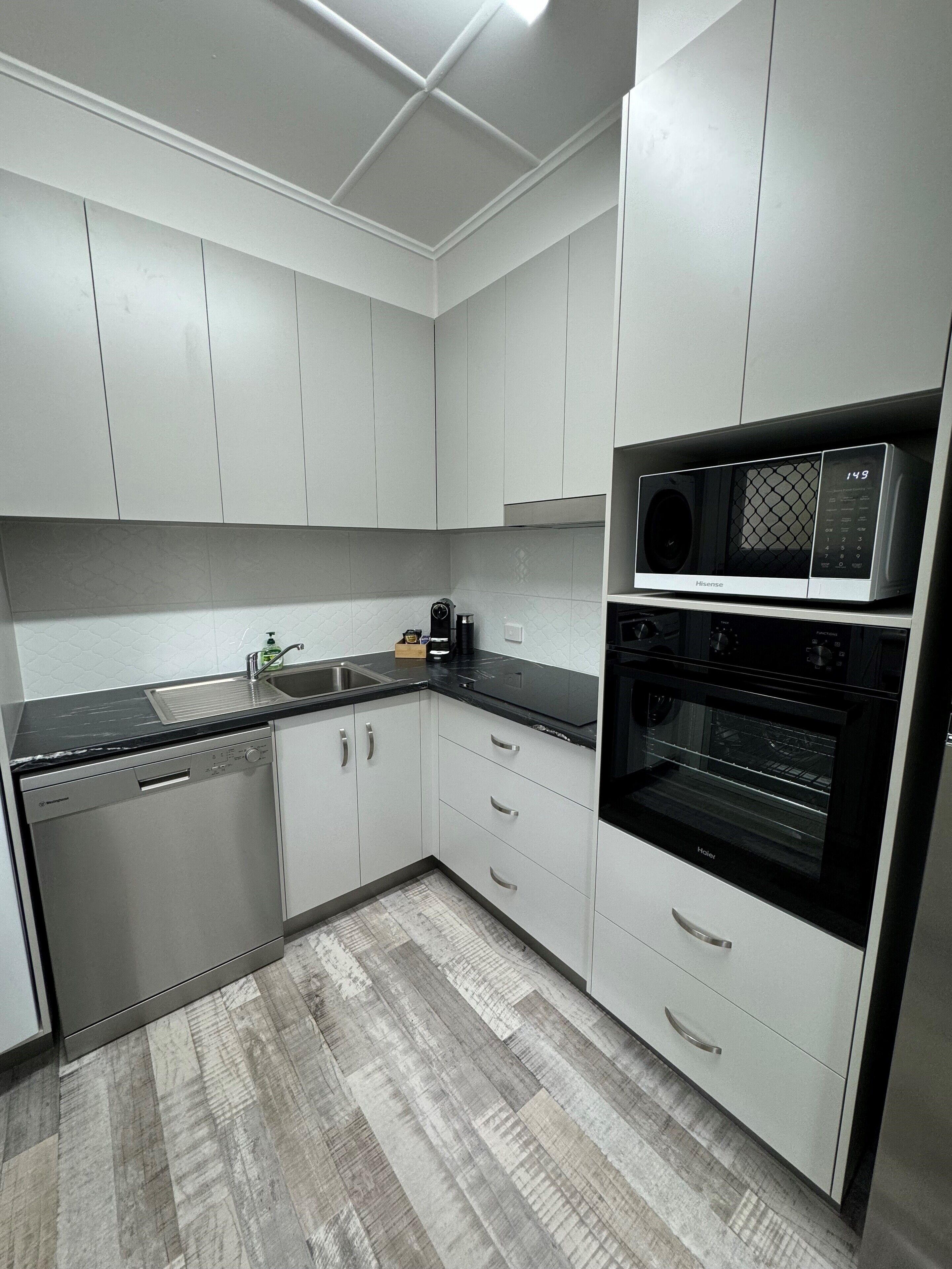 Full-sized fridge, microwave, oven, stovetop