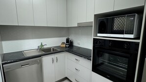 Lemari es besar, microwave, oven, dan kompor