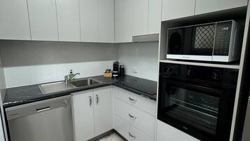 Full-sized fridge, microwave, oven, stovetop