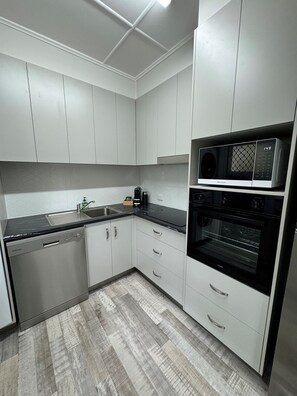 Täysikokoinen jääkaappi, mikroaaltouuni, uuni, liesi