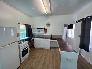 Apartamento standard, 1 quarto | Cozinha privada | Geladeira grande, micro-ondas, fogão, cooktop