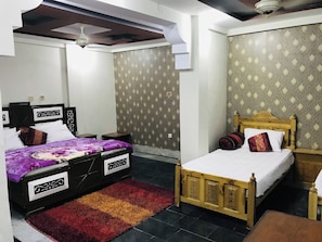 Dreibettzimmer | Schreibtisch, kostenloses WLAN