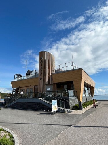 TopFloor Studio | Park View | Metro | 10min to Sea