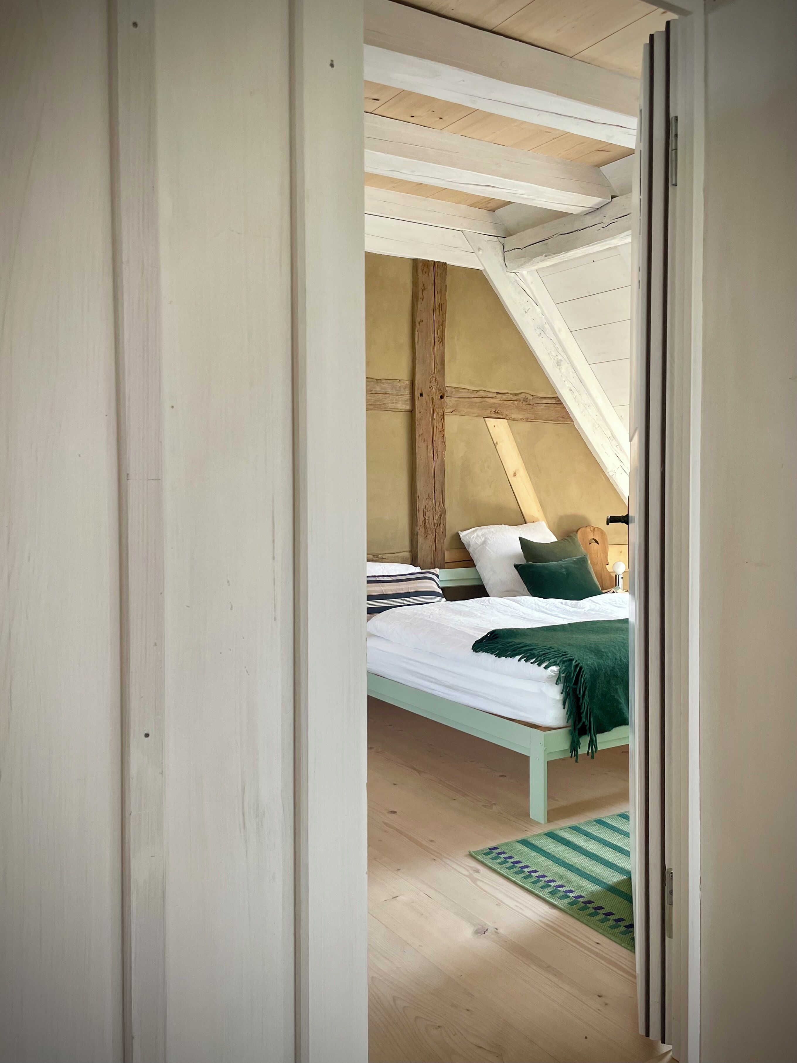 5 bedrooms, iron/ironing board, WiFi, bed sheets