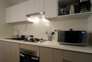 Kühlschrank, Mikrowelle, Ofen, Herdplatte