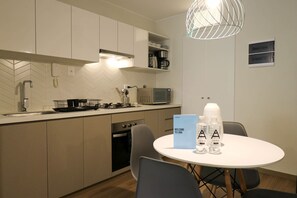 冷蔵庫、電子レンジ、オーブン、コンロ