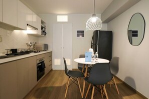 Kühlschrank, Mikrowelle, Ofen, Herdplatte