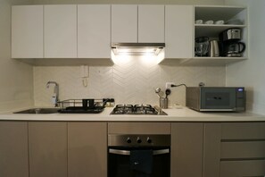 冷蔵庫、電子レンジ、オーブン、コンロ