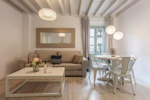 Standard apartman, 1 hálószobával | Nappalirész | Síkképernyős tévé