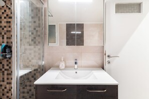 Shower, rainfall showerhead, towels - Comfy Flat near Edem Beach (Palaio Faliro)