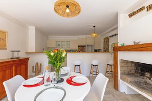 Comfort House | Living area | 95-cm flat-screen TV with digital channels - Domaine La Yole Wine Resort (Vendres)