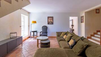 Superior House | Living area | 95-cm flat-screen TV with digital channels