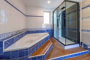 Superior huis | Badkamer | Een haardroger