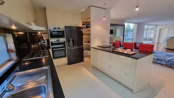 Jääkaappi, mikroaaltouuni, uuni, liesi