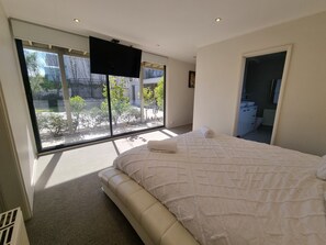 4 bedrooms, desk, iron/ironing board, travel cot