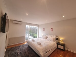 4 bedrooms, desk, iron/ironing board, travel cot