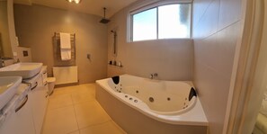 Dusche, Whirlpool, Haartrockner, Handtücher