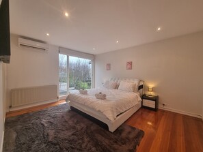 4 bedrooms, desk, iron/ironing board, travel crib