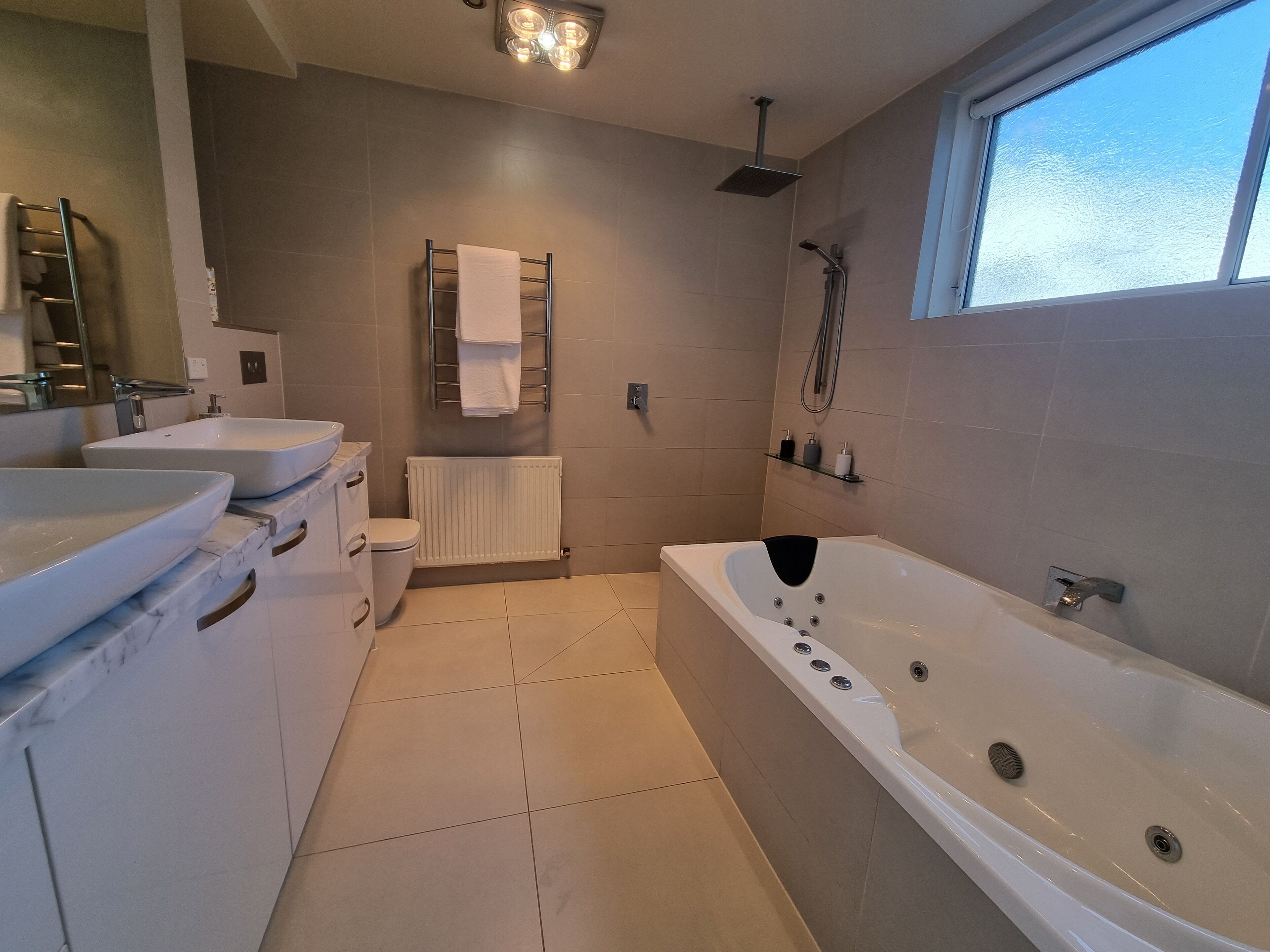 Douche, baignoire à jets, sèche-cheveux, serviettes fournies