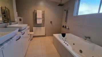 Douche, baignoire Ă jets, sĂšche-cheveux, serviettes fournies