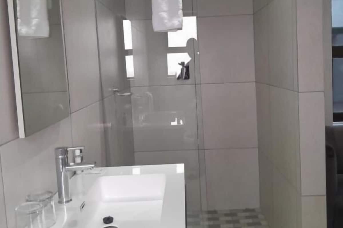Deluxe Single Room, Pool View | Bilik Mandi | Pancuran mandi, sabun, syampu, tisu tandas