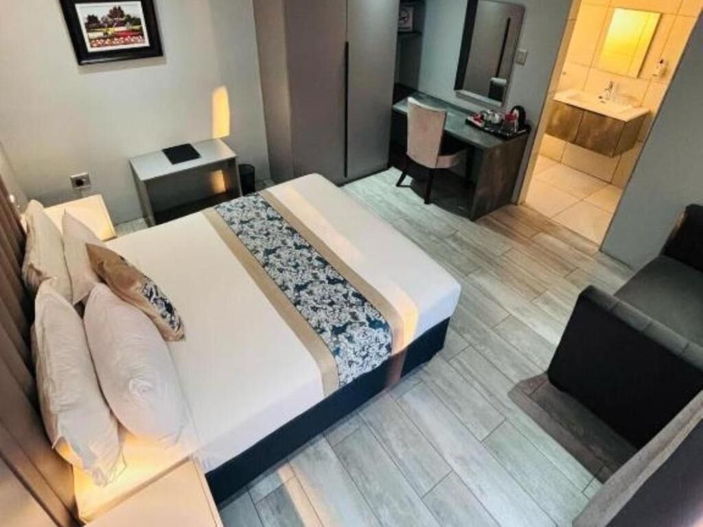 Shower, soap, shampoo, toilet paper