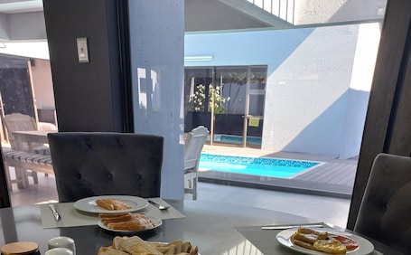 Daily English breakfast for a fee. Pula Nala Lodge