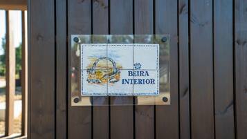 Un letrero en una estructura de madera con el texto 'BEIRA INTERIOR'.