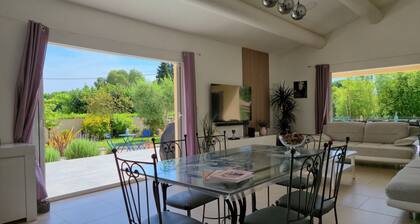 Arles 🌞agréable Villa Familiale 👪 Grande Piscine 🌞 Clim, Wifi, 10 Personnes