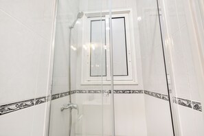 Hair dryer, towels, soap, toilet paper - Discover the perfect monthly rental in the heart of Barcelona! (Barcelona)