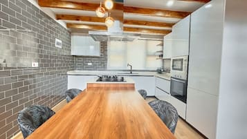 Suite, patio, vista al lago | Refrigerador, microondas, horno y parrilla de estufa