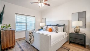 3 soverom, skrivebord, strykejern/-brett og reiseseng for barn