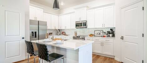 Refrigerador, microondas, horno y parrilla de estufa