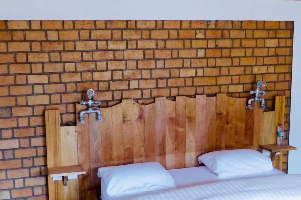 ห้องดับเบิล, วิวสวน | ผ้าปูที่นอนฝ้ายอียิปต์, เครื่องนอนระดับพรีเมียม, โต๊ะทำงาน