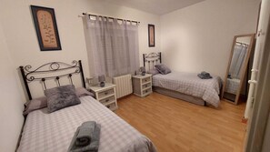 2 slaapkamers, een strijkplank/strijkijzer, gratis wifi, beddengoed