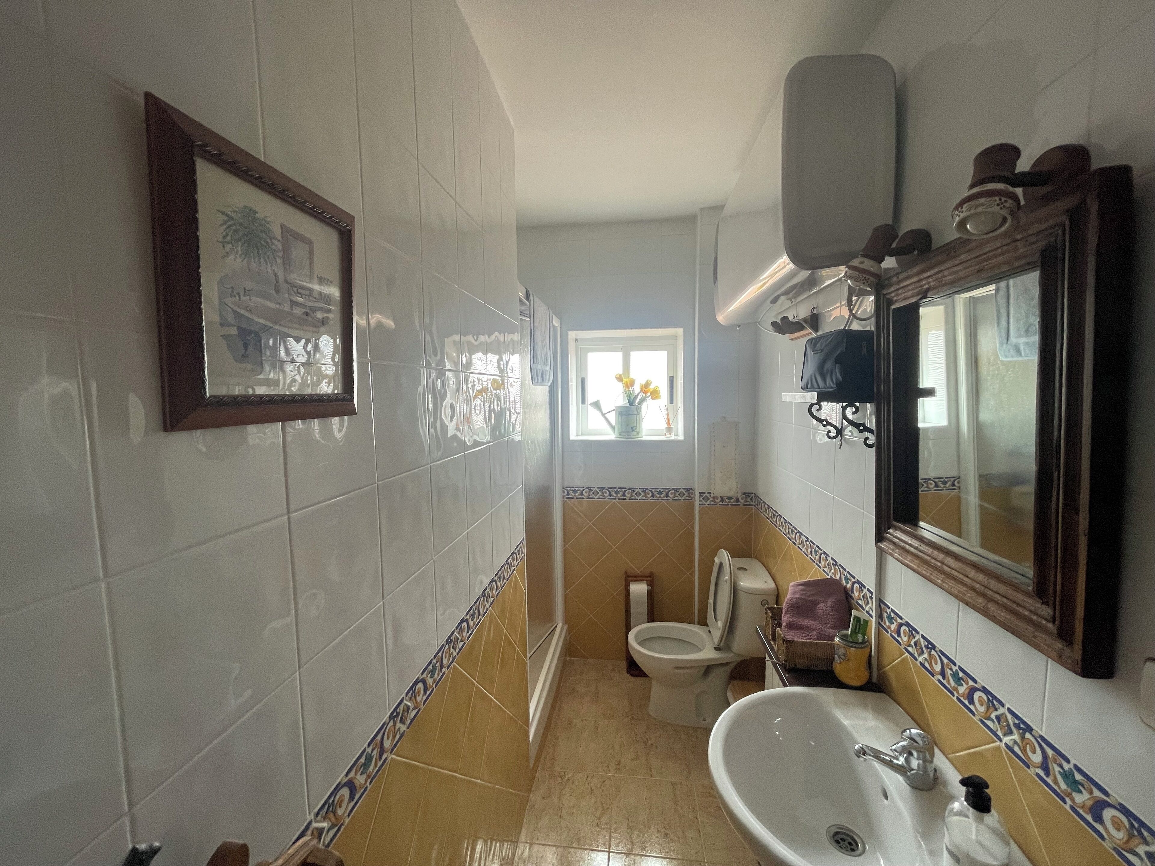 Ducha, secador de pelo, toallas y jabón