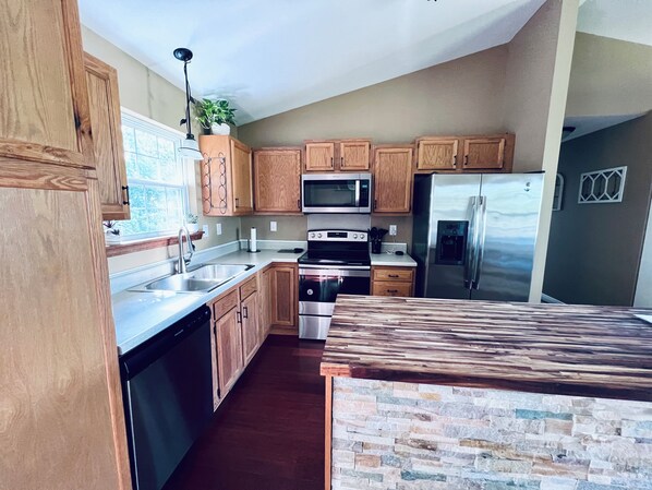 Fridge, microwave, oven, stovetop - NEW Spacious Home Minutes From Oneida Lake & Fall Festivities! (Brewerton)