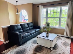 Smart TV, stereo, offices - NEW Spacious Home Minutes From Oneida Lake & Fall Festivities! (Brewerton)