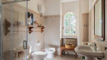 Asciugacapelli, bidet, asciugamani, sapone