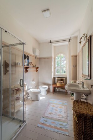 Secadora de cabello, bidet, toallas, jabón