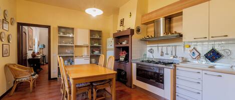 Køleskab, ovn, kogeplade, opvaskemaskine