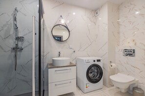 Departamento Deluxe | Baño | Amenidades de baño gratuitas, secadora de cabello, toallas
