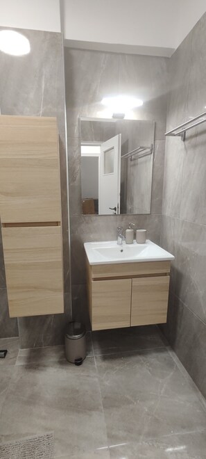 ฝักบัว, เรนชาวเวอร์, ไดร์เป่าผม, ผ้าเช็ดตัว