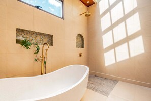 Exclusive Double Room | Bathroom | Shower, free toiletries, hair dryer, soap - Ellisani Bali (Canggu)