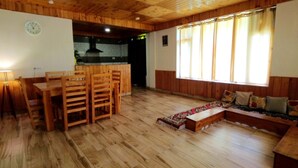 家庭客房 | 私人廚房 | 咖啡機/沖茶器、餐桌