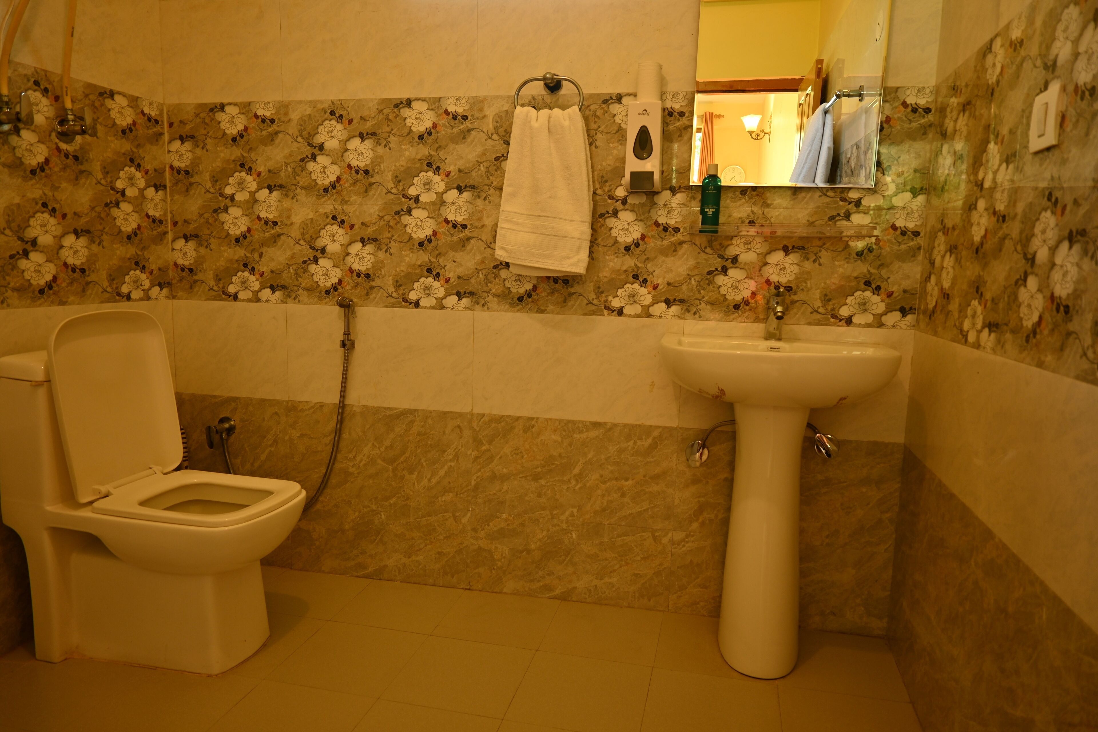 Ein Badezimmer mit Toilette, Waschbecken und Dusche.