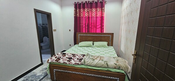 House | 3 bedrooms, free WiFi, bed sheets - Mirpur 3-bed House Sleeps 6 (Mirpur)