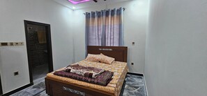 House | 3 bedrooms, free WiFi, bed sheets - Mirpur 3-bed House Sleeps 6 (Mirpur)