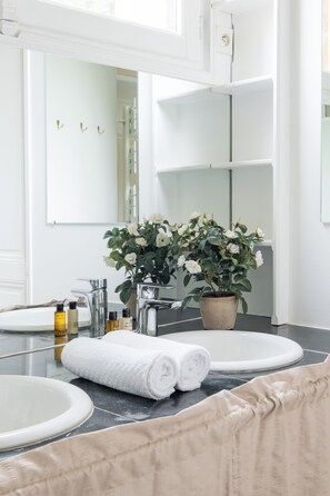 Shower, hair dryer, towels - La Muette Nostalgia, by Veeve (Paris)