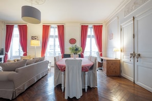 Interior - La Muette Nostalgia, by Veeve (Paris)